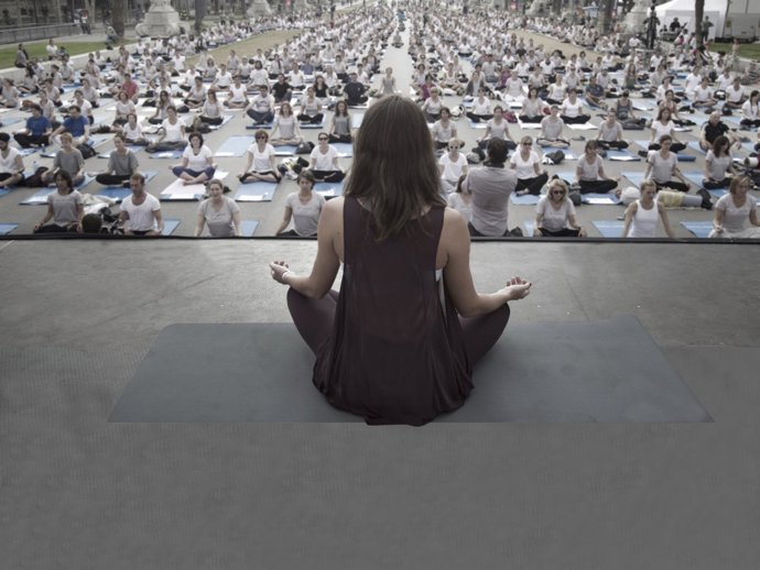 Clase de yoga en abierto