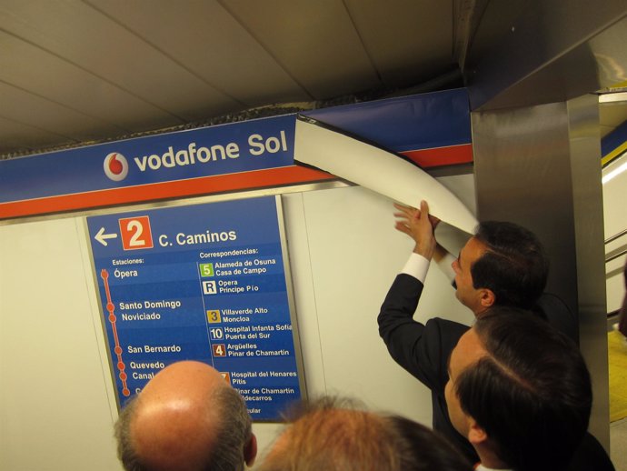 Victoria despliega el primer cartel de la estación 'Vodafone Sol'