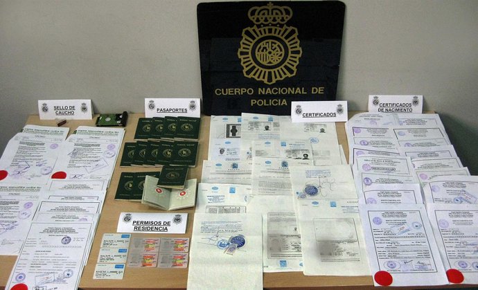 Red de reagrupamientos familiares falsos