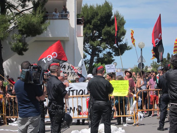 50 Activistas Reciben Al Pte.M.Rajoy En La XXIX Reunión Del Círculo De Economía