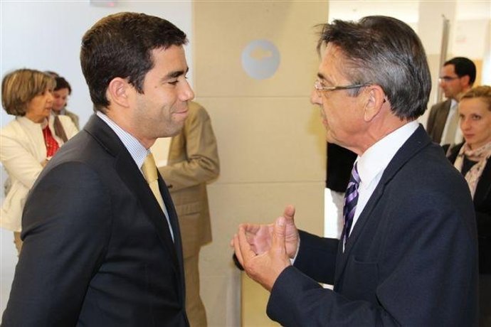 El director general de Transportes, Antonio Cabrejas, a la derecha