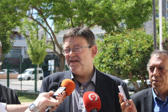 Puig atiende a los periodistas en Benidorm.