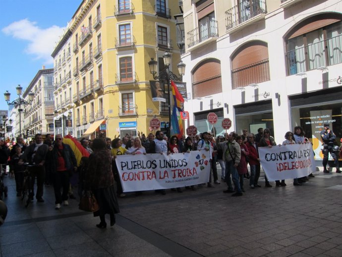 La manifestación a su paso por la calle de Alfonso.