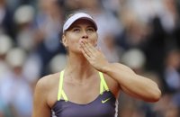 Sharapova y Azarenka acceden a octavos sufriendo más de la cuenta