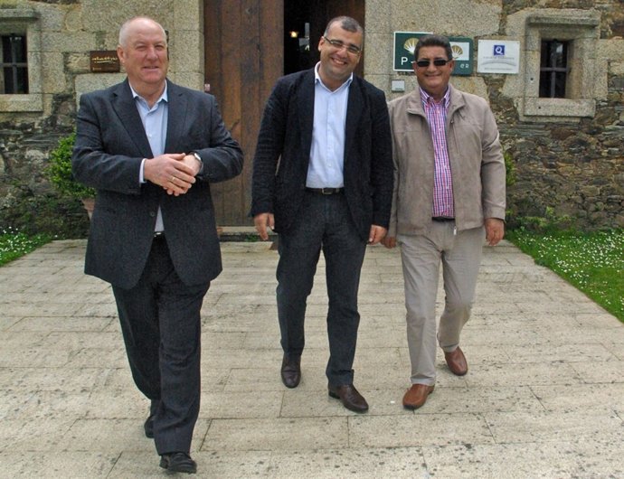 El regidor de Oza dos Rios y el alcalde y el teniende de alcalde de Cesuras