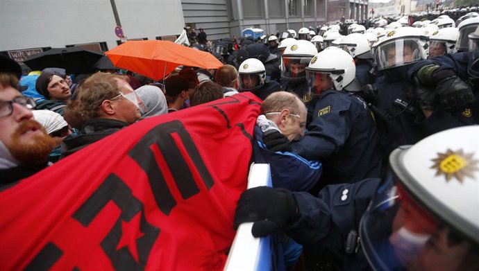 Enfrentamientos entre manifestantes anticapitalistas y la Policía en Alemania 
