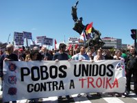 Centenares de personas se suman en Galicia a la convocatoria europea de protestas contra la Troika