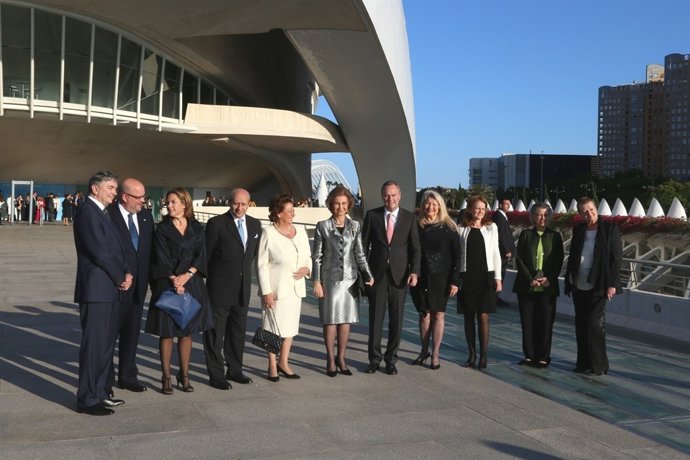 La Reina posa junto a Alberto Fabra y el resto de autoridades en el Palau 