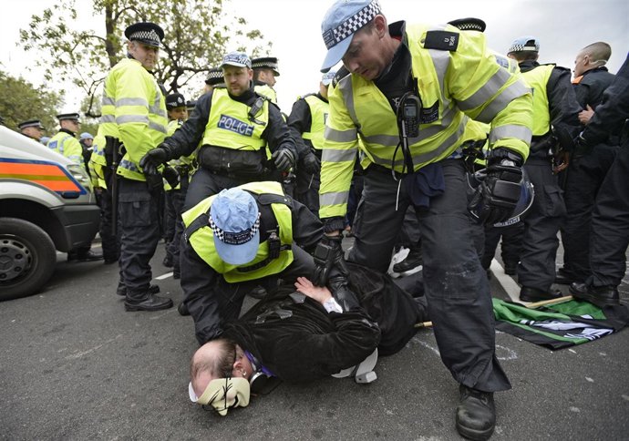 Policías detienen a un antifascista en Londres 