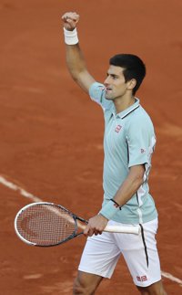 Djokovic fulmina a Dimitrov y accede a octavos