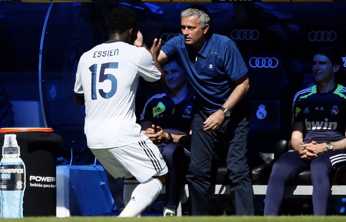 Essien celebra su gol ante Osasuna con Jose Mourinho