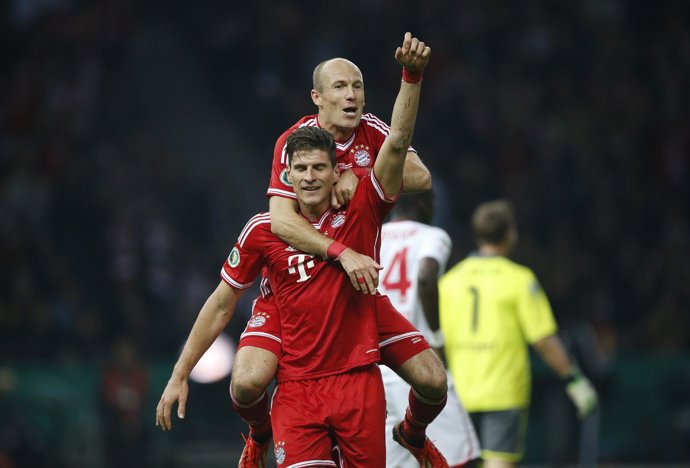 Muller y Robben celebran la Copa de Alemania