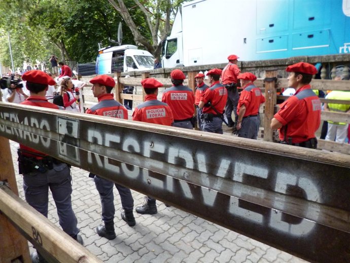 Agentes de la Policía Foral en el recorrido del encierro.