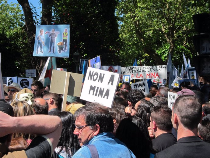 Manifestación en Santiago contra megaminería