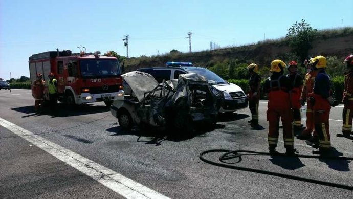 Imagen del coche calcinado en el accidente de la A-7