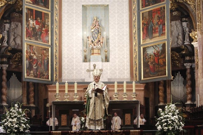 El arzobispo de Valencia, Carlos Osoro, preside la misa del Corpus