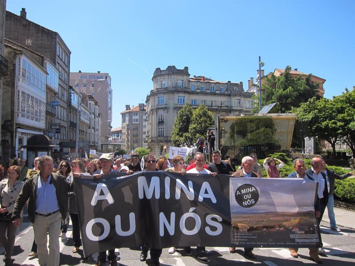 Manifestación en contra de la megaminería en Santiago de Compostela 