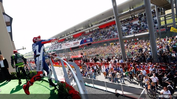 El piloto Jorge Lorenzo celebra su victoria en Mugello