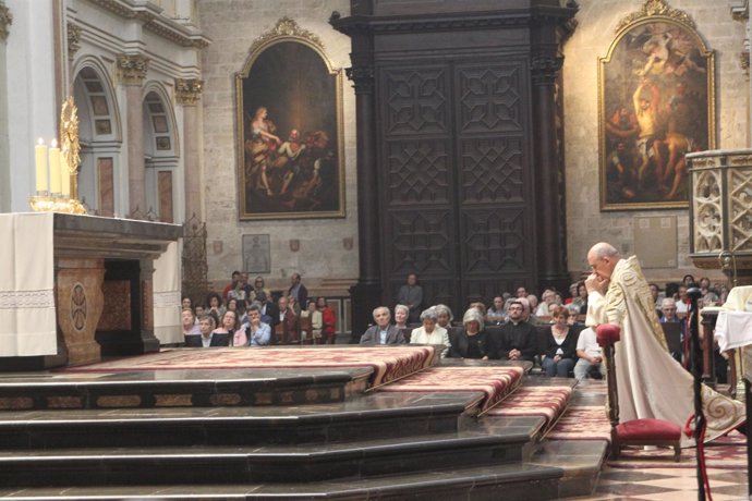 Un momento de la adoración eucarística en la Catedral de Valencia