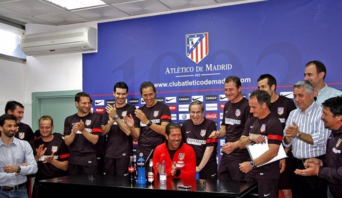 Simeone junto a su equipo en rueda de prensa