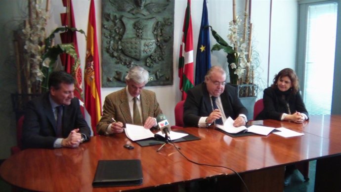 Tontxu Rodríguez y Nazario Oleaga firman el convenio 