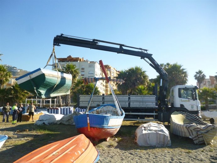 Retirada de embarcaciones ilegales en Almuñécar