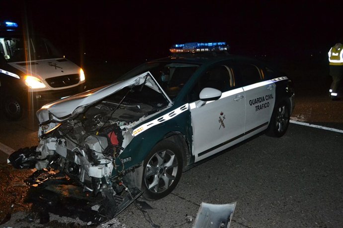Vehículo patrulla accidentado tras chocar con el del detenido.
