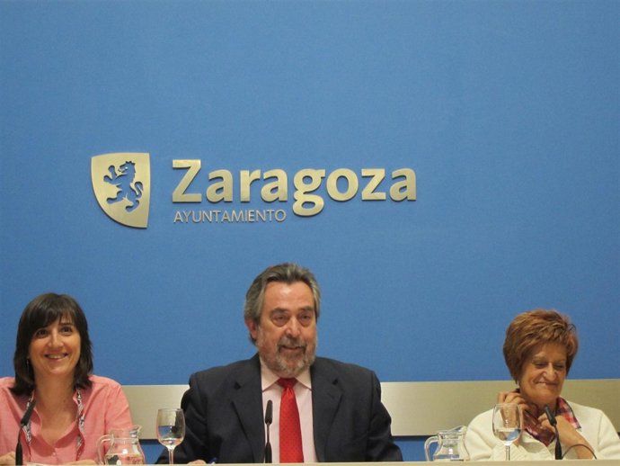 El alcalde de Zaragoza, Juan Alberto Belloch, en el centro