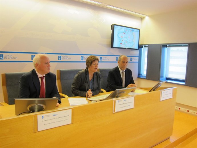 La conselleira de Sanidade, Rocío Mosquera, en el centro