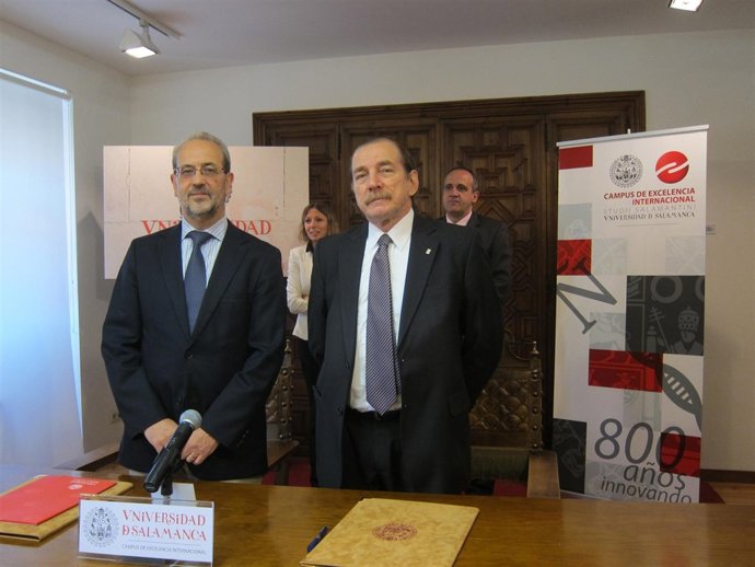 Daniel Hernández Ruipérez y Eduardo Enrique del Valle, antes de la firma.