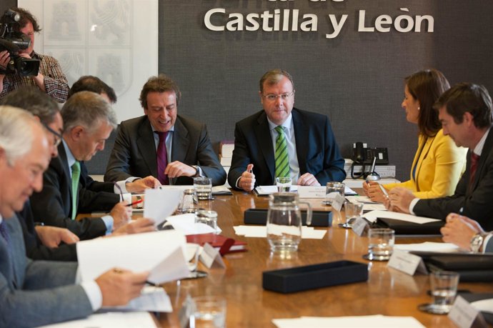 Reunión de Silván y De Santiago-Juárez con delegados territoriales