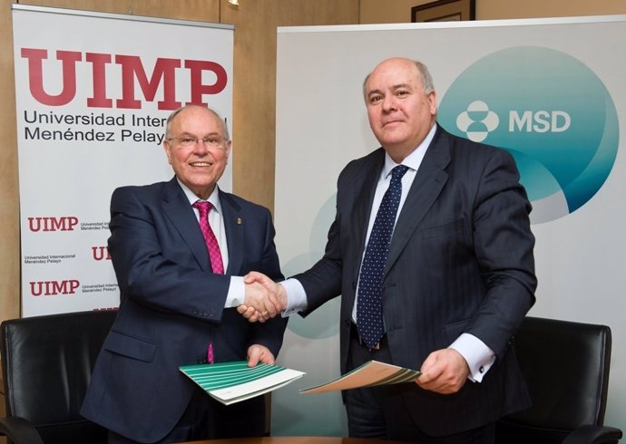 Imagen de Nombela y Fernández en la firma del acuerdo entre UIMP y MSD