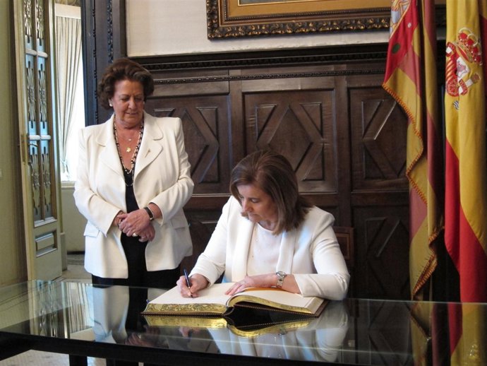 Báñez firma en el Libro de Oro de Valencia ante Barberá tras llegar a la ciudad 