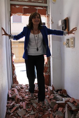 La alcaldesa de Alzira en una de las viviendas en vías de expropiación a bancos