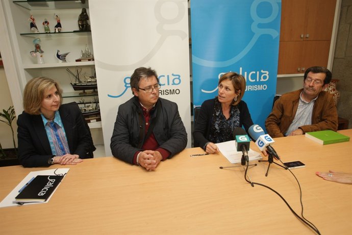 A directora de Turismo de Galicia, Nava Castro Domínguez, acompañada da director