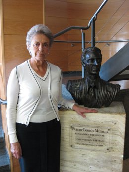 Pilar Muro, Al Lado Del Busto De Publio Cordón