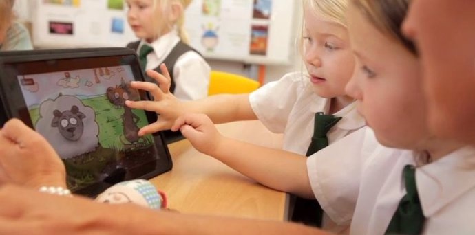 Niños en el colegio con un iPad de Apple