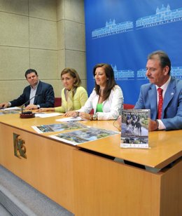 Botella y Moreno (centro) en la presentación