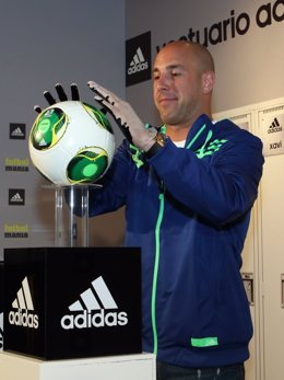 El portero Pepe Reina presentando sus nuevas botas y guantes Adidas