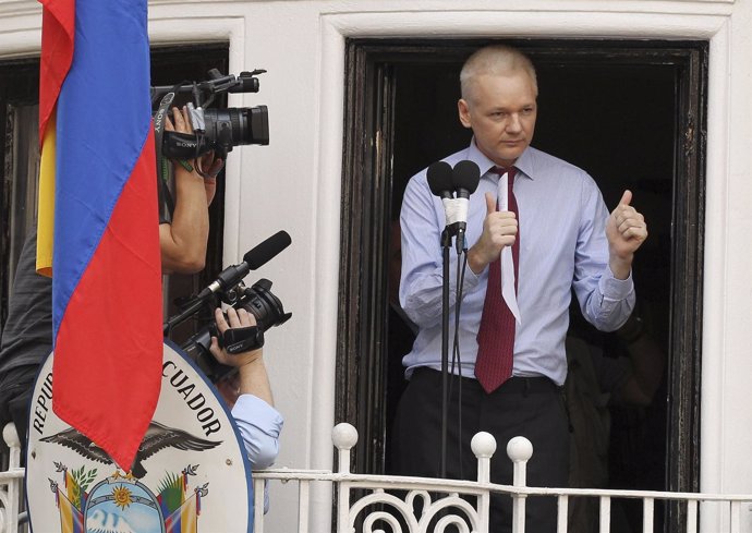 Julian Assange en el balcón de la embajada de Ecuador en Londres 