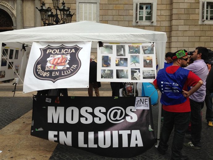 Concentración de Mossos en la plaza Sant Jaume de Barcelona