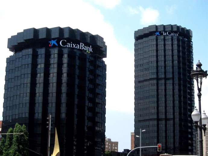 Sede De La Caixa Con El Logotipo De Caixabank