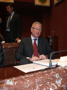 Valcárcel minutos antes de comenzar su intervención en Asamblea