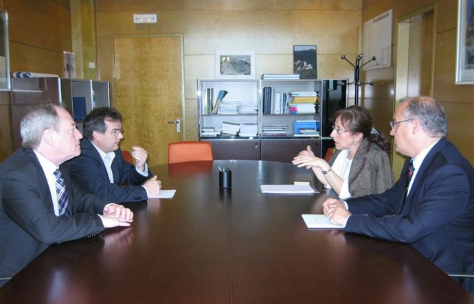 Reunión entre la consejera de Fomento e IU
