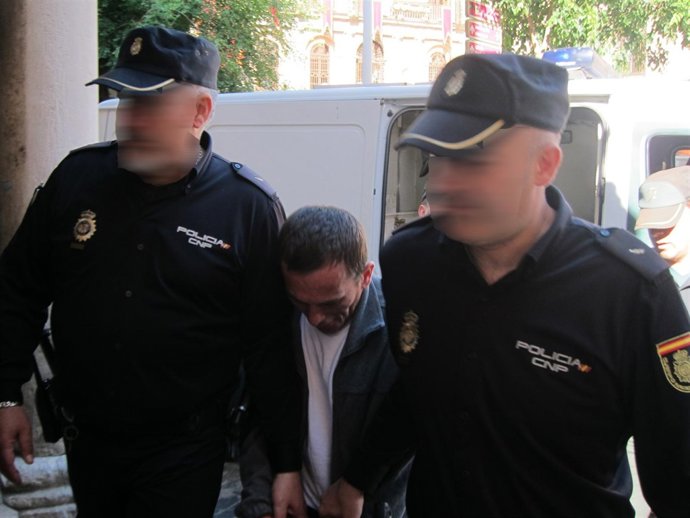 El acusado a su llegada a la Audiencia