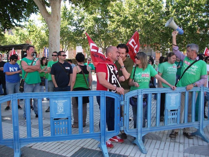 Concentración a las puertas de la Asamblea en Debate Estado de la Región