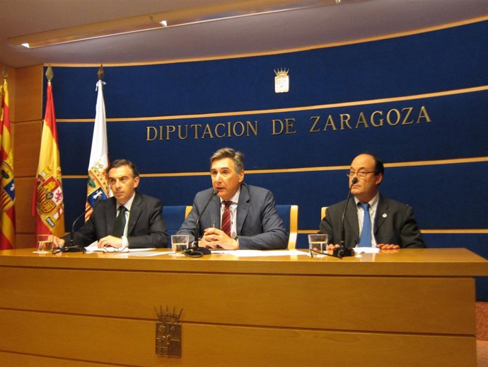 Beamonte, Oliván y Pérez tras firmar el convenio para renovar el Psiquiátrico