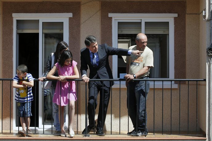 El presidente de la Comunidad, en el piso público entregada a desahuciados