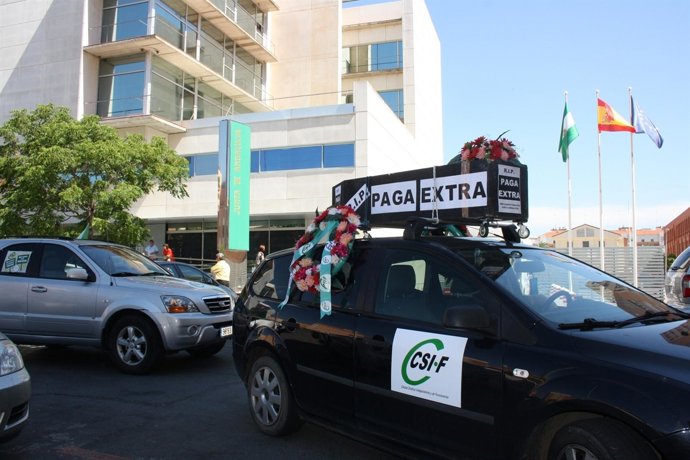 Caravana de vehiculos de CSIF contra el recorte de la paga extra