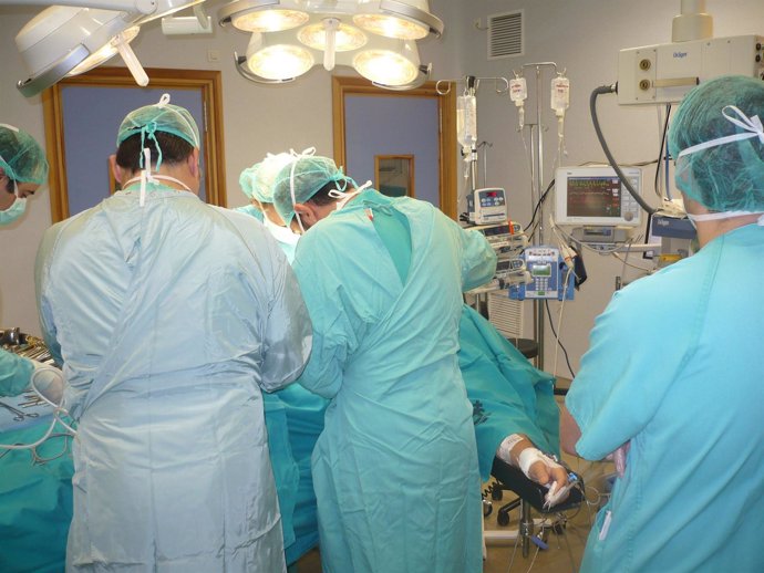 Cirujanos Intervienen En Una Operación De Trasplante